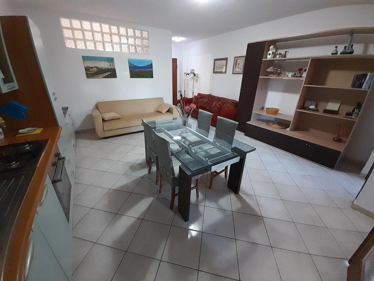 Casa Con Veranda In Centro - Comodo Parcheggio E Garage Incluso Latina Exterior photo