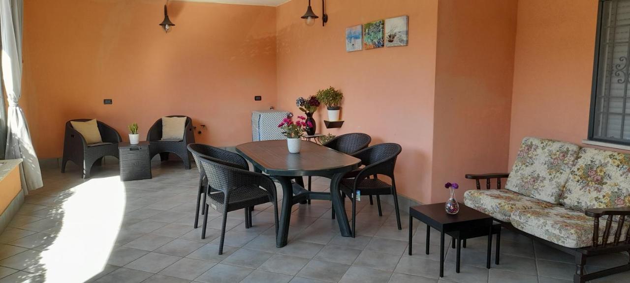 Casa Con Veranda In Centro - Comodo Parcheggio E Garage Incluso Latina Exterior photo